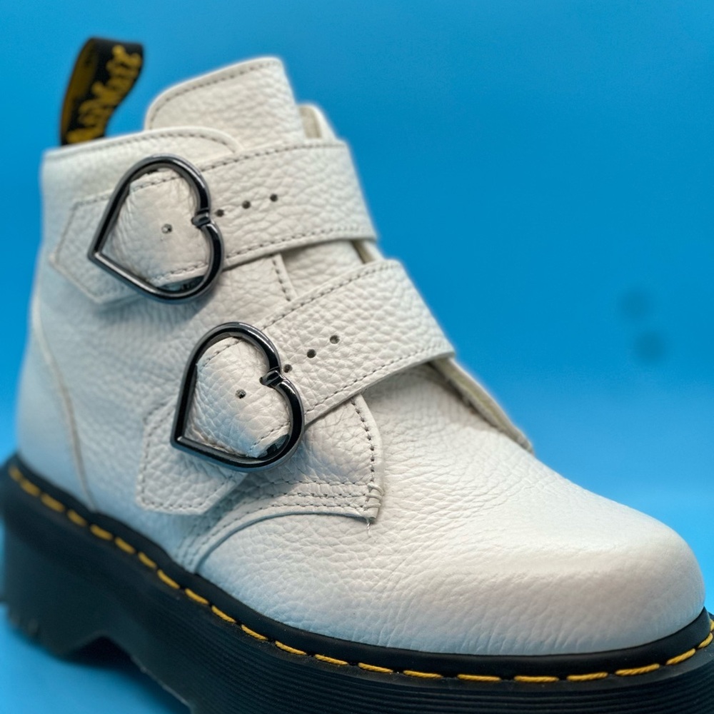 Dr. Martens Devon Heart size 7